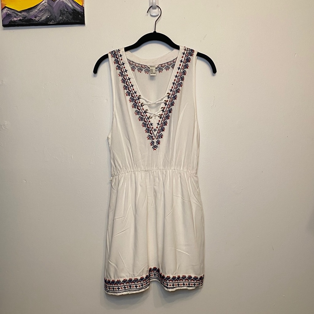 White thread detailed dress